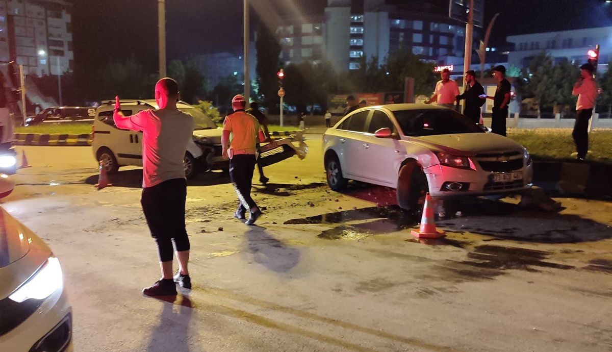Muş'ta Hastane Kavşağı'nda İki Araç Çarpıştı: 2 Hafif Yaralı