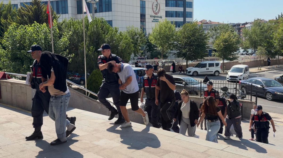 Arkadaşının eşiyle ilişki iddiası: Kadın kıyafeti giydirip ormanda özür diletmişler