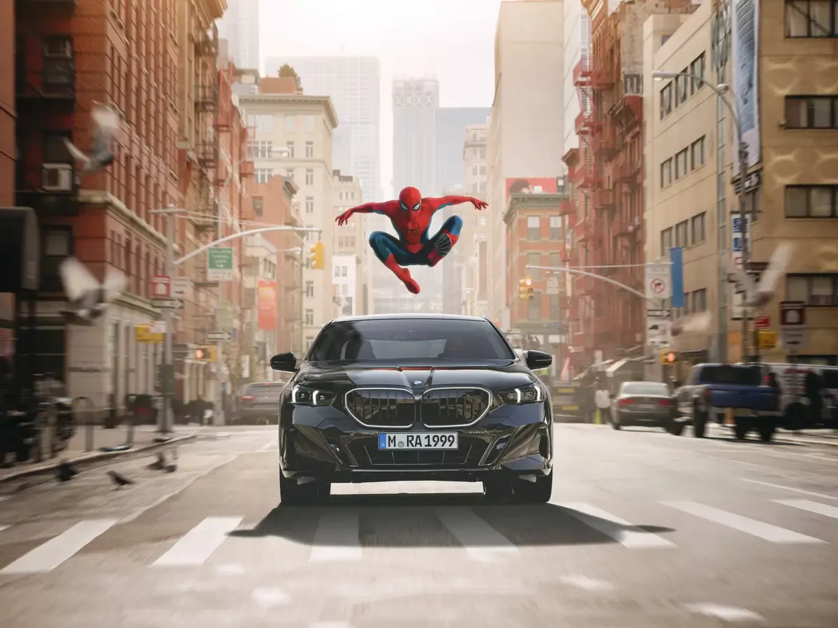BMW ve Marvel İş Birliği: Spider-Man Reklamı Araç Ekranlarında