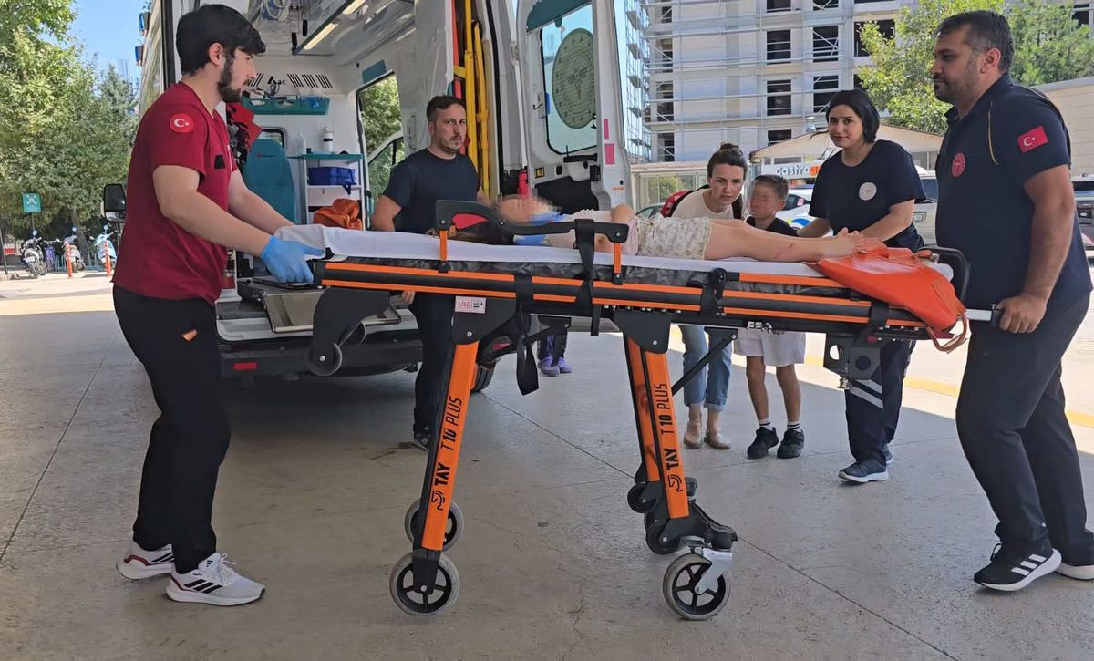 İnegöl'de Motosiklet-Otomobil Çarpıştı: Baba ve İki Çocuğu Yaralandı