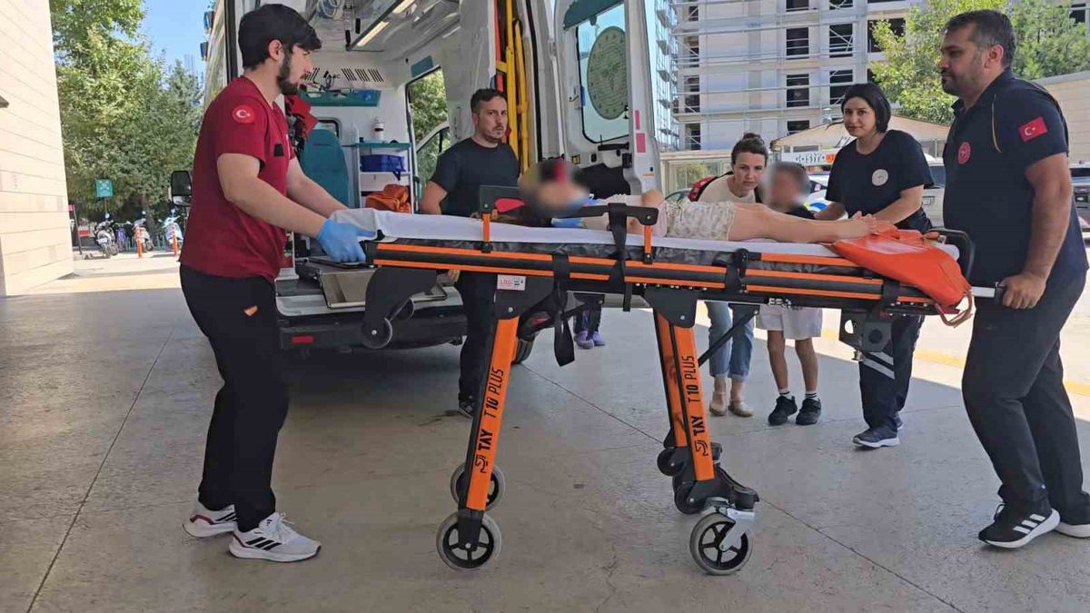 İnegöl'de Motosiklet-Otomobil Çarpıştı: 3 Yaralı