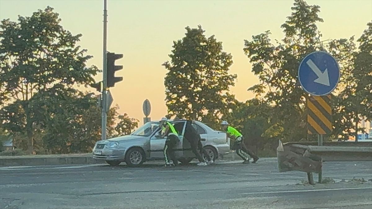 Polis Arızalı Aracı İterek Trafiği Rahatlattı