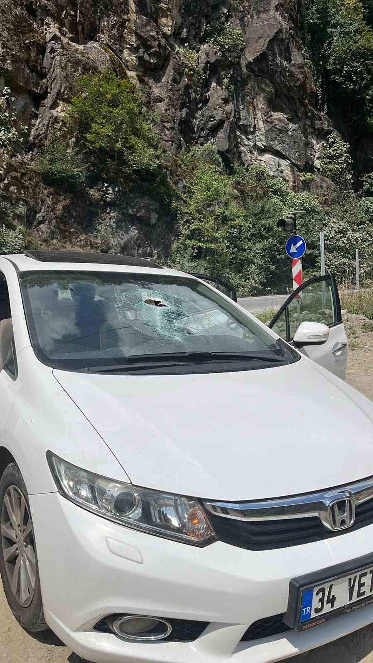 Rize'de otomobile kaya düştü: 1 yaralı