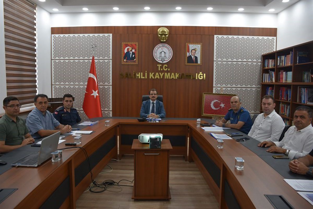 Salihli'de Metruk Bina ve Hurda Araç Çalışmaları Masaya Yatırıldı