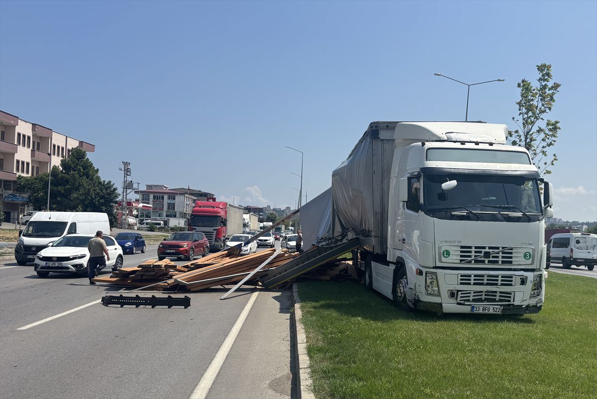 Kereste Yüklü Tır Kazası Yolu Kapattı