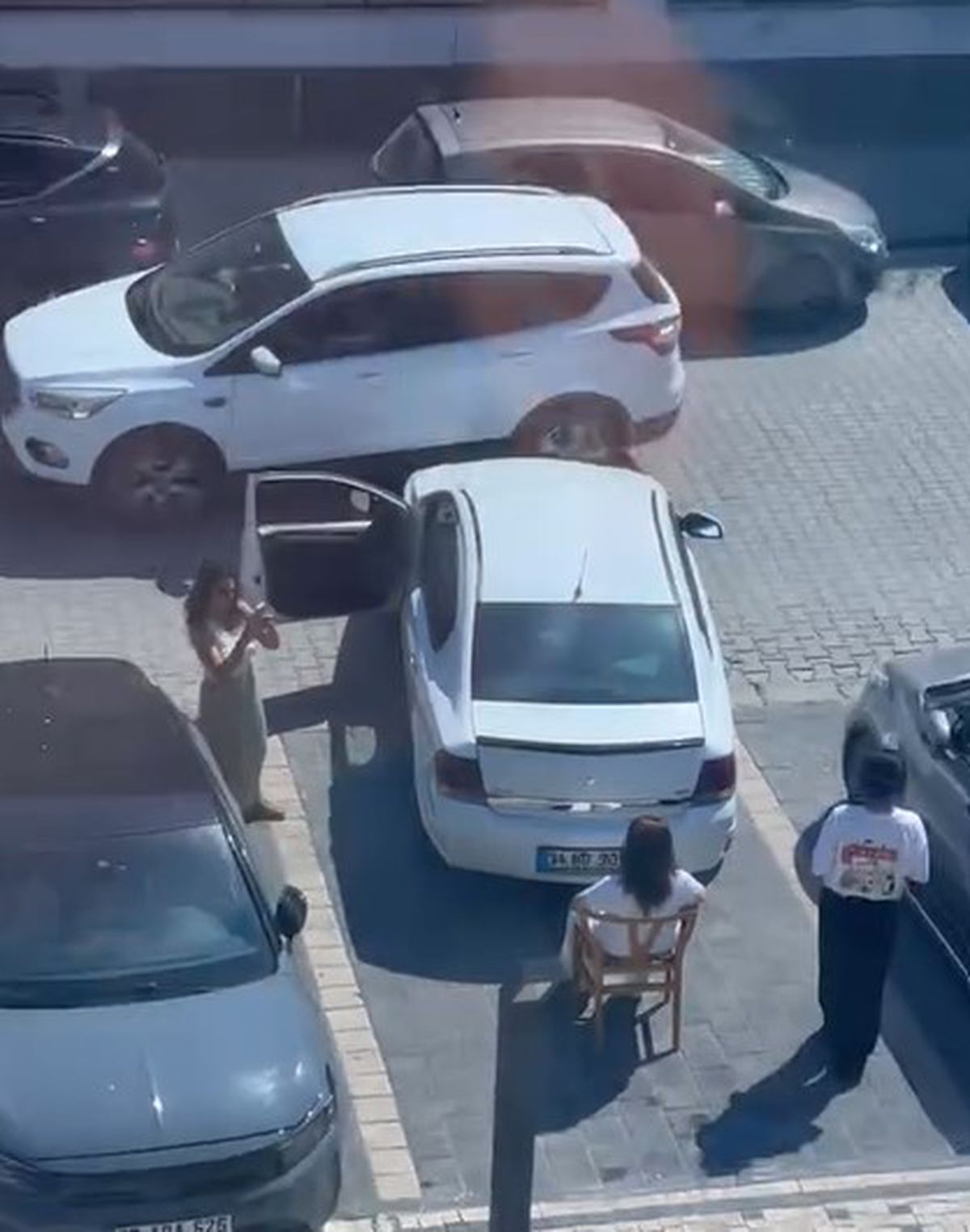 Kafenin önüne park etmek isteyen sürücüye sandalyeli engel