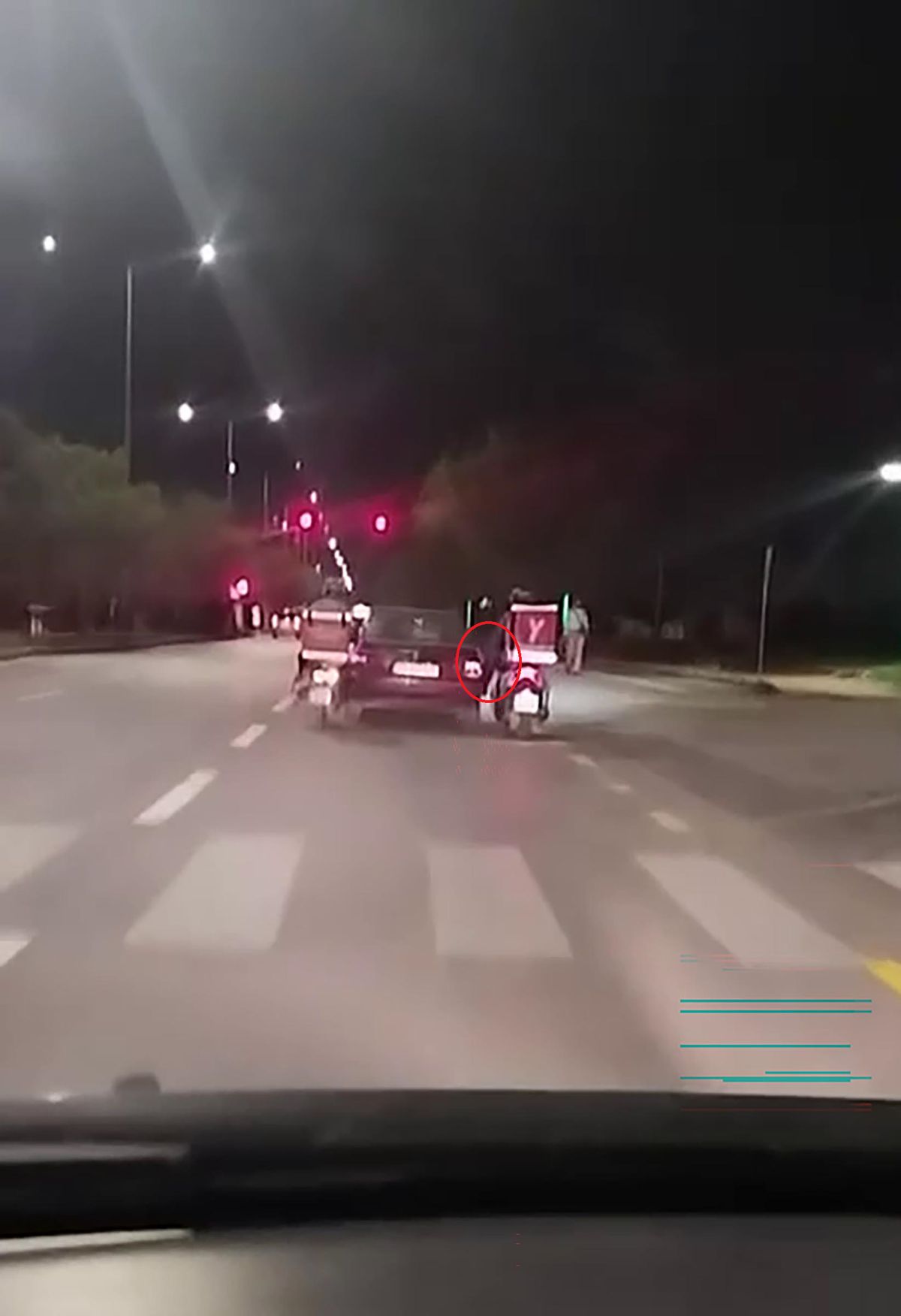 Erzurum'da Kuryelerden Yürek Isıtan Yardım: Yakıtı Biten Otomobili Ayaklarıyla İttiler