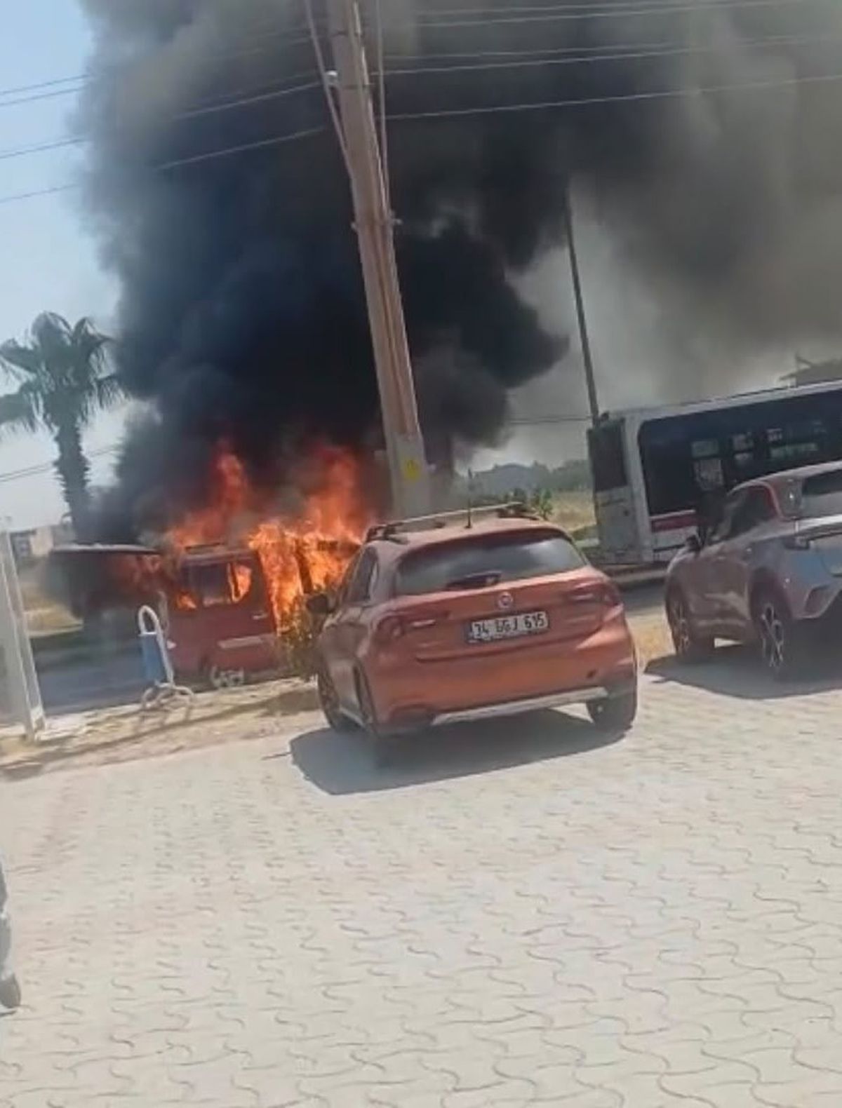 İzmir'de Otomobil Seyir Halinde Alev Aldı