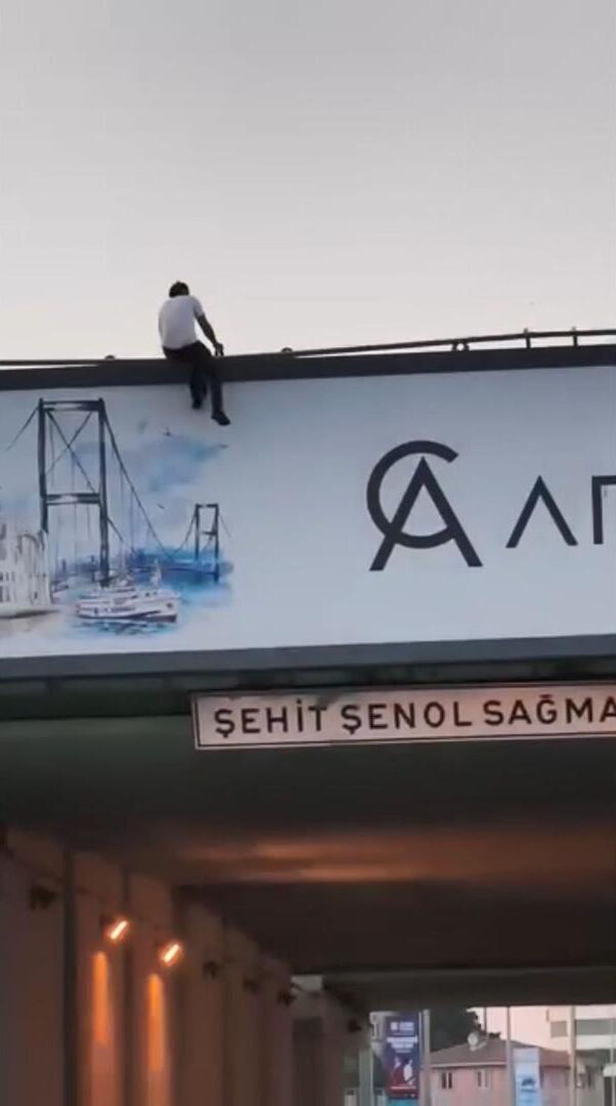 Şişli'de bunalıma giren şahıs müzakereci polis tarafından ikna edildi