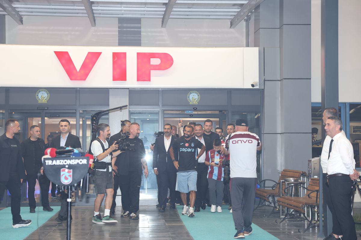 Salah Trabzon'da Coşkuyla Karşılandı: 'Takıma Katılmayı Sabırsızlıkla Bekliyorum'