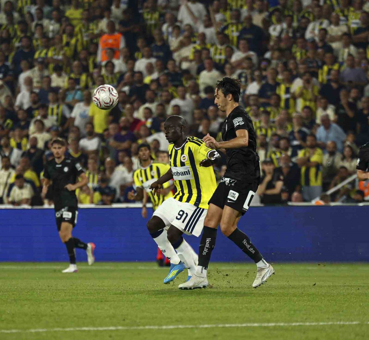 Fenerbahçe ilk yarıda farkı koydu: 2-0