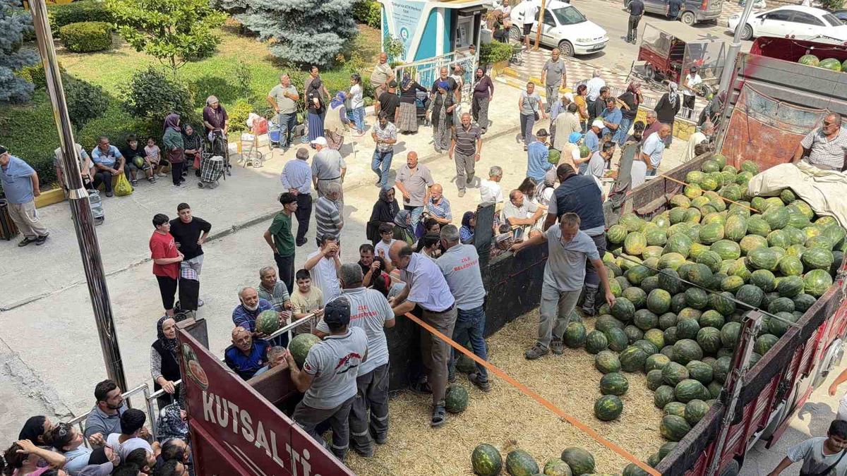 Zile'de çiftçiden gelenek haline gelen karpuz ikramı: 20 ton 45 dakikada bitti