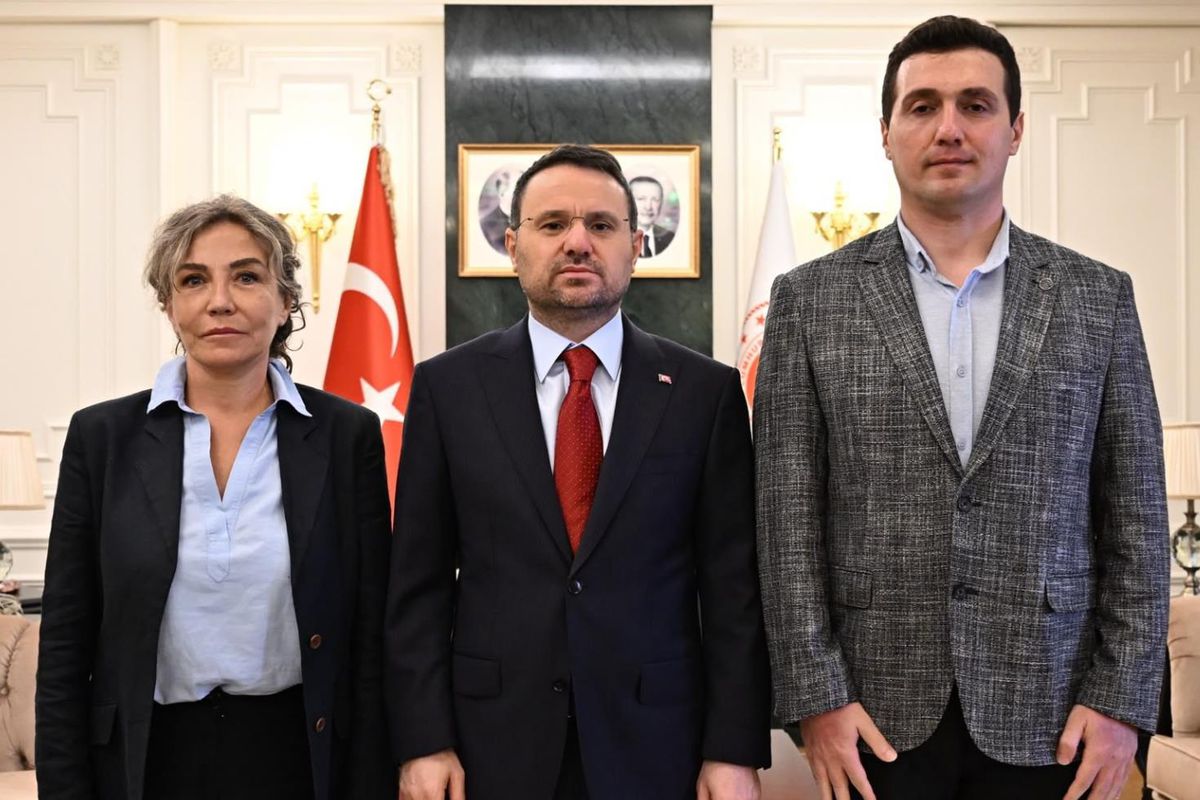 Bakan Gürlek, Behçet Oktay'ın ailesini kabul etti! İşte görüşmeden ilk kareler