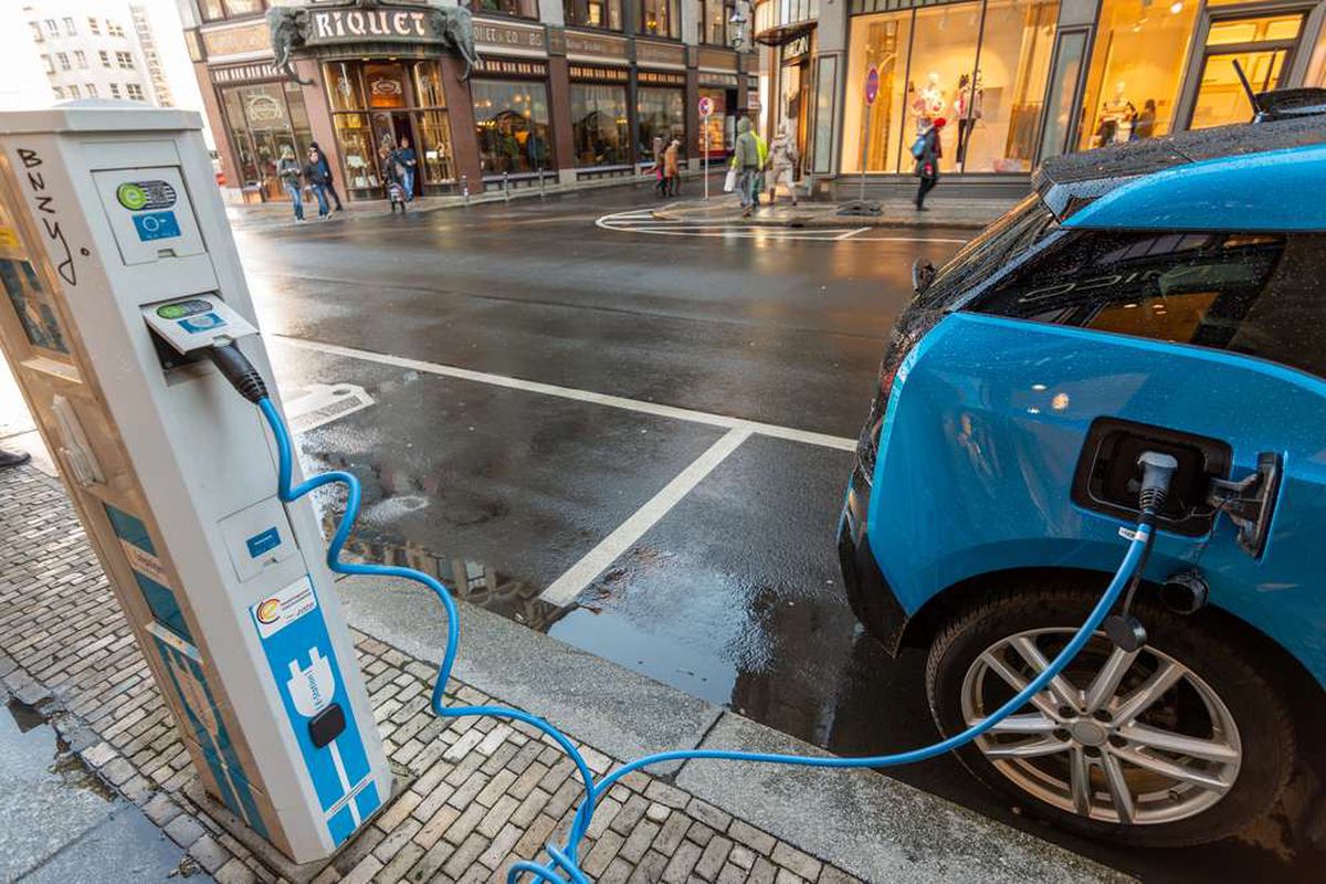 Almanya'da Temmuz'da otomobil satışları arttı, elektrikli araçlar parlıyor