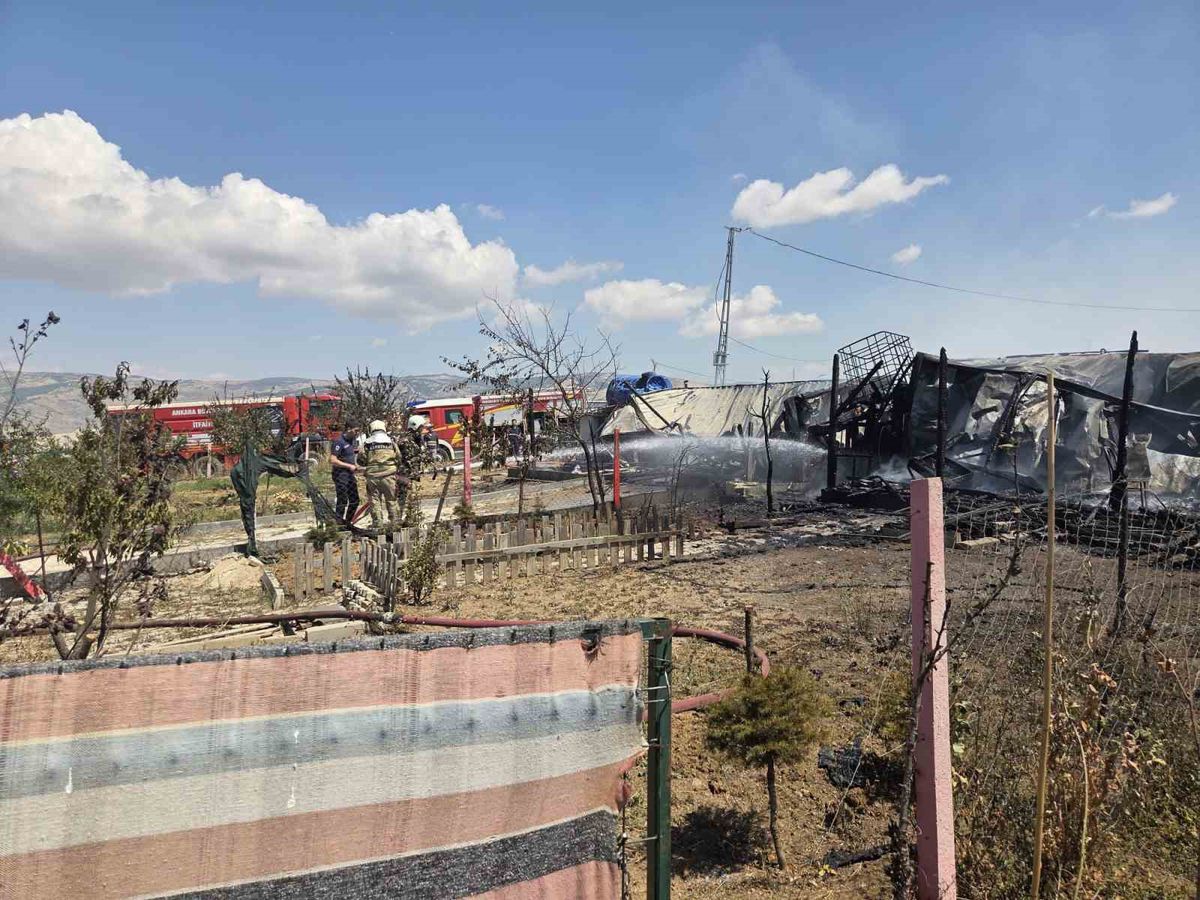 Elmadağ'da 3 ev alevlere teslim oldu