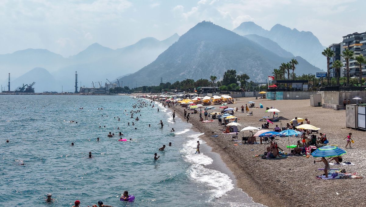 Antalya'da Nem ve Sıcaklık Sahilleri Doldurdu