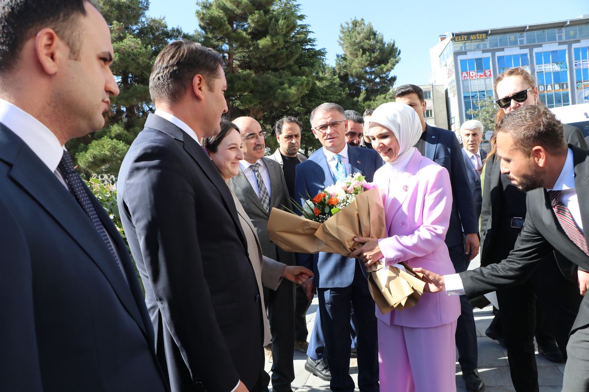 Bakan Göktaş, Van’da Ziyaretlerde Bulundu
