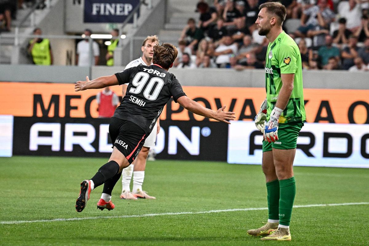 Beşiktaş 10 kişi kalmasına rağmen kazanmasını bildi