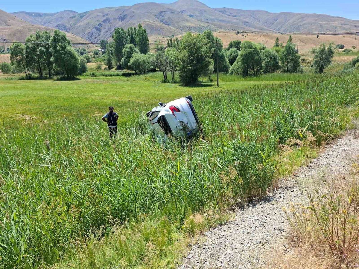 Bingöl'de Takla Atan Otomobil Tarlaya Uçtu: 4 Yaralı