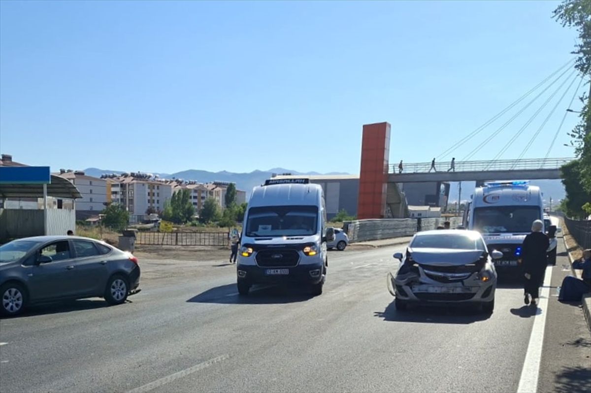 Bingöl'de Zincirleme Trafik Kazası: 5 Yaralı