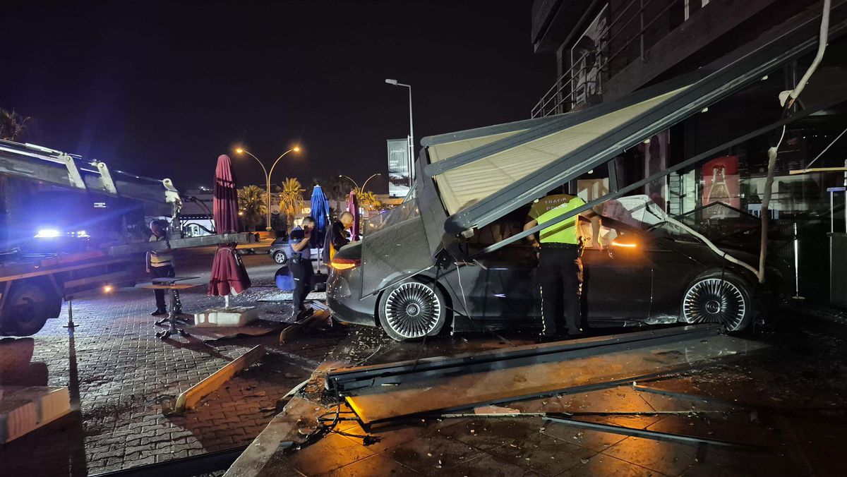 Bodrum'da Otomobil Börekçi Dükkanına Daldı: 2 Yaralı