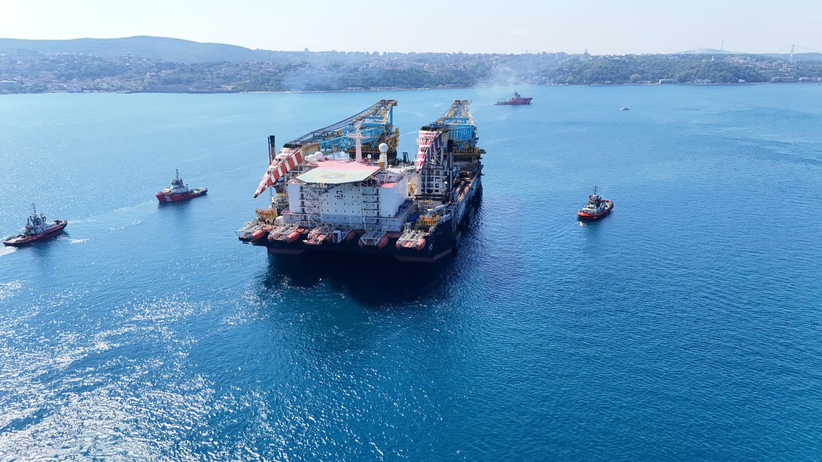 Dünyanın En Büyük 3. Vinç Gemisi 'Saipem 7000' İstanbul Boğazı'nda
