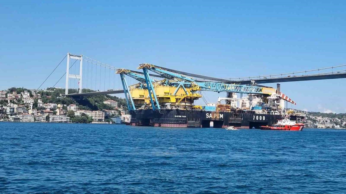 Dev Gemi Saipem 7000 Boğaz'dan Geçti
