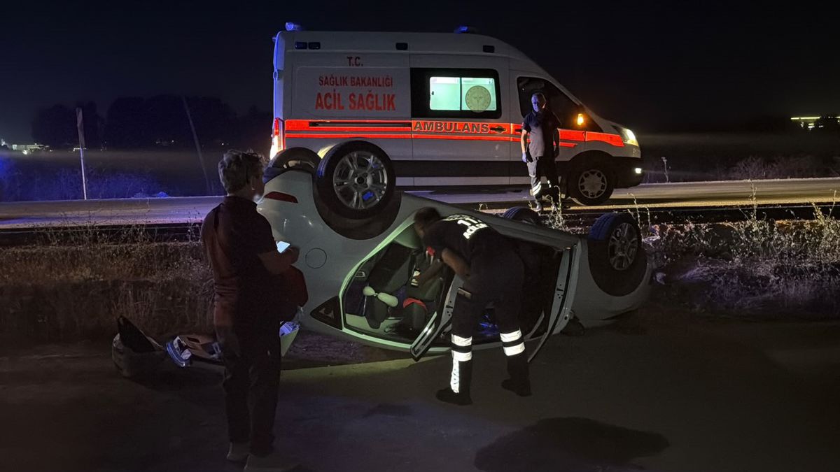 Eskişehir'de Şarampole Devrilen Otomobilde 2 Yaralı