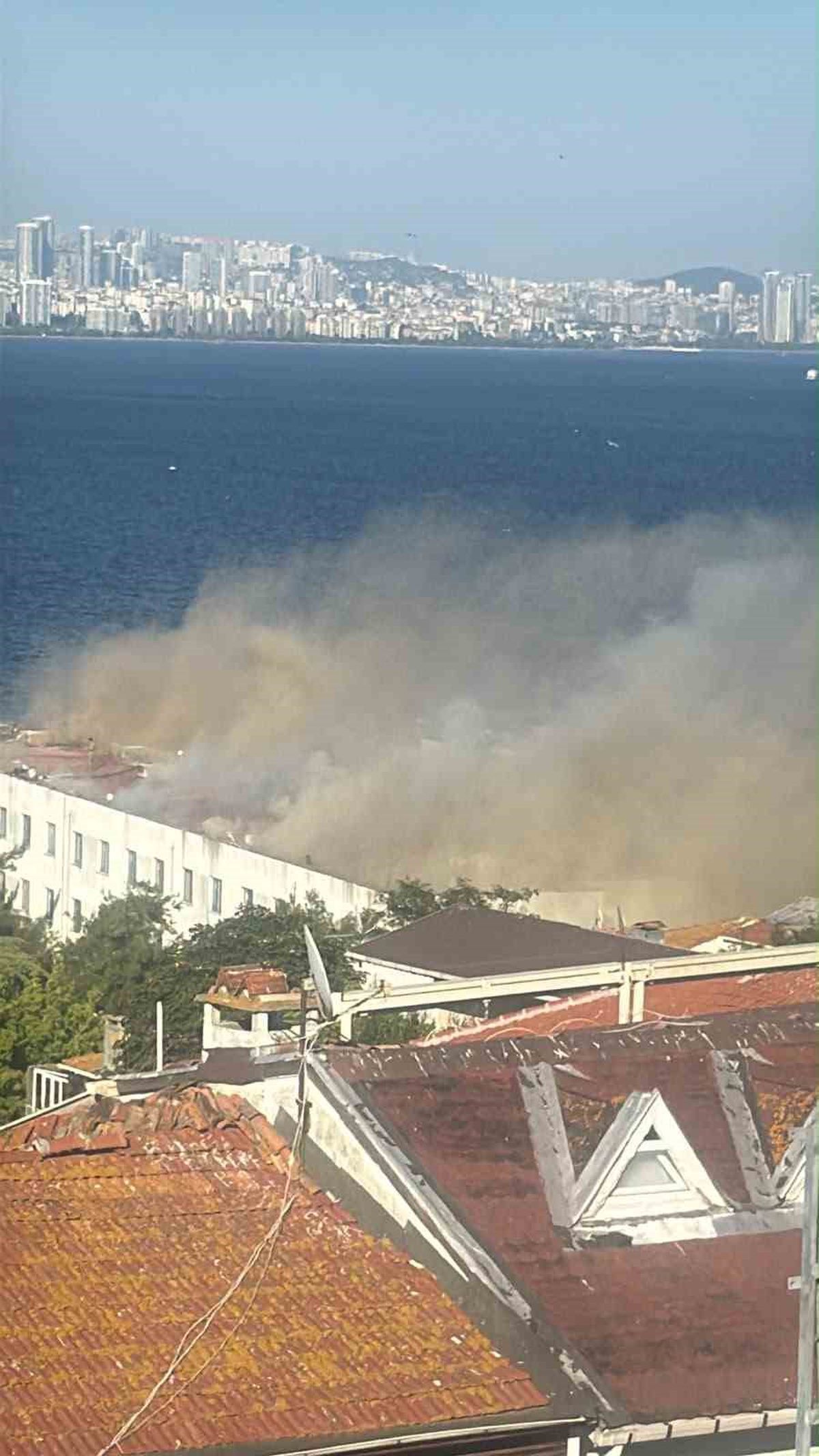Heybeliada'da Deniz Harp Okulu çatısında yangın