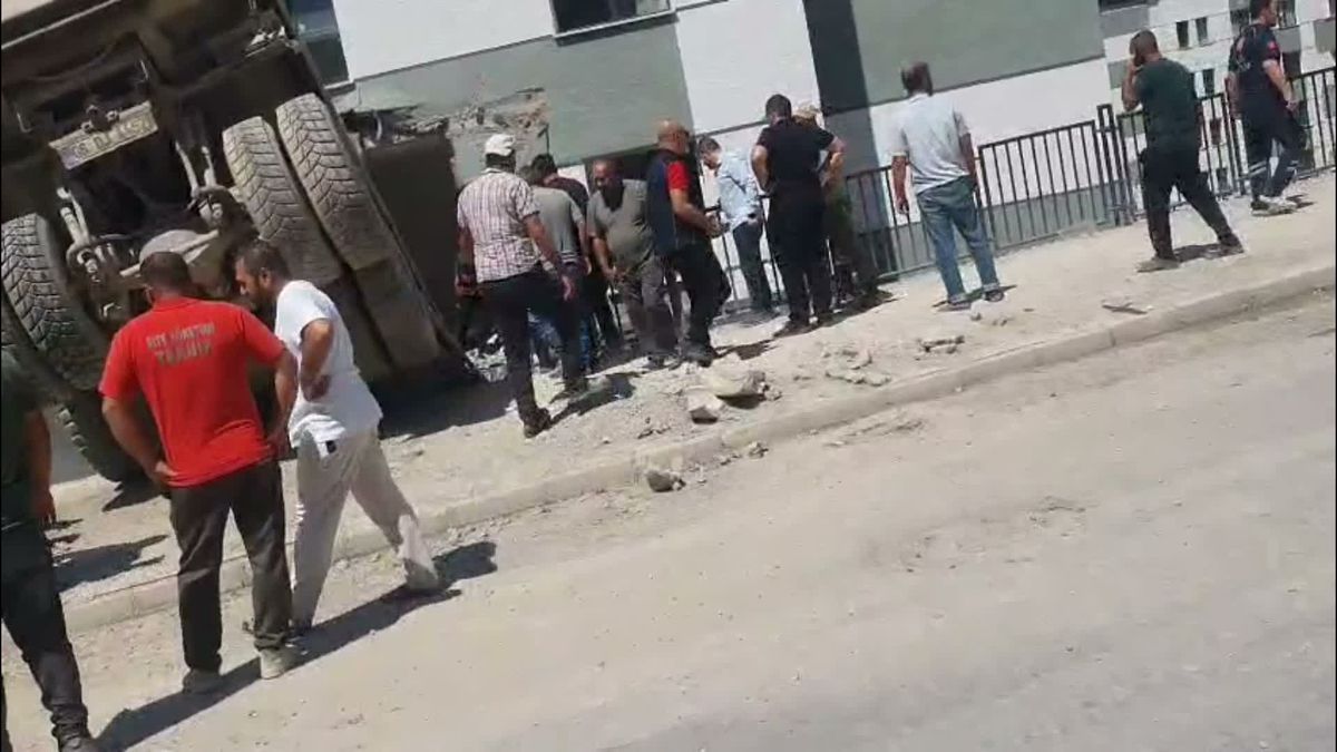 Malatya’da freni boşalan hafriyat kamyonu TOKİ konutlarına çarptı: 1 yaralı