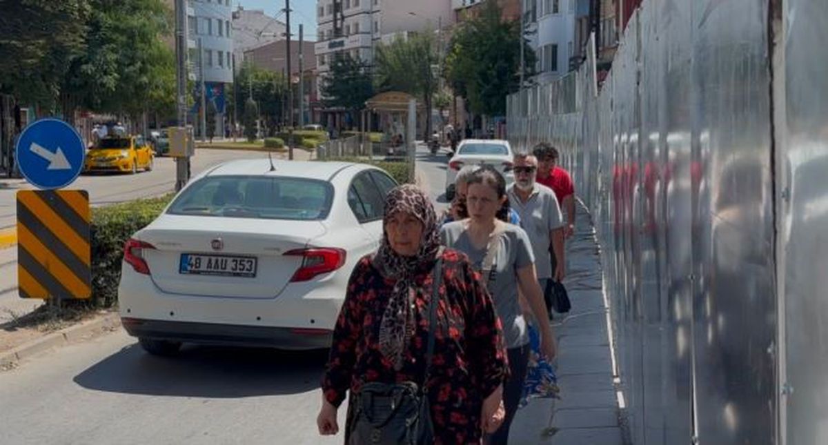 İnşaat Paravanları Kaldırımı İşgal Etti, Yayalar Yolda Kaldı