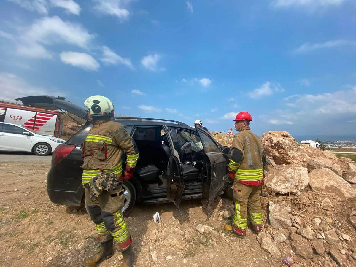 Hatay'da Otomobil Kayalıklara Çarptı: Sürücü Yaralandı