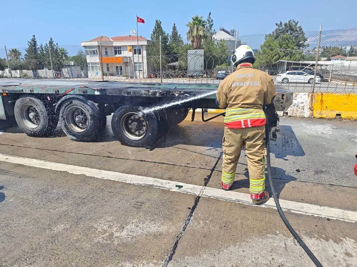 İskenderun’da tırın lastiğinden alevler yükseldi