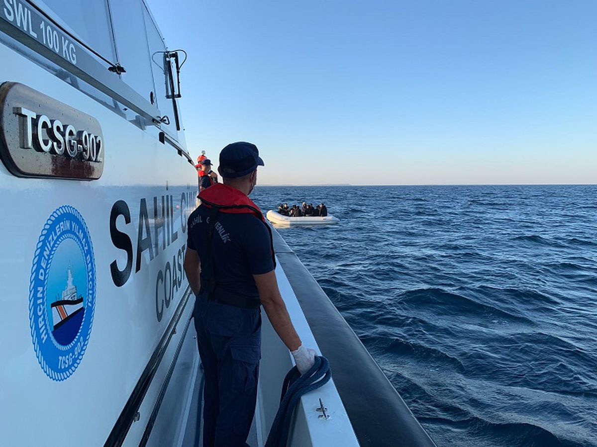 Çeşme açıklarında 16 göçmen kurtarıldı