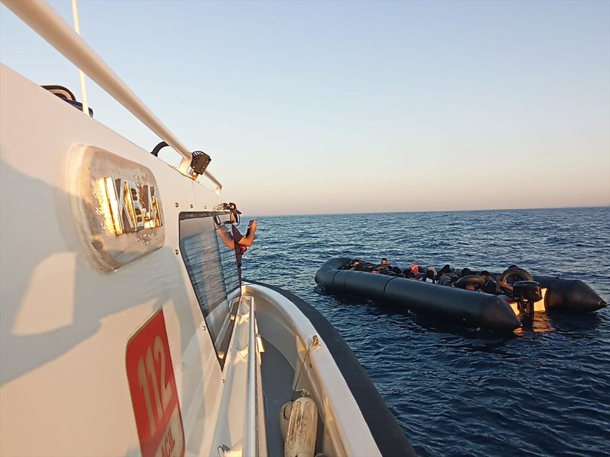 İzmir'de 73 Düzensiz Göçmen Yakalandı