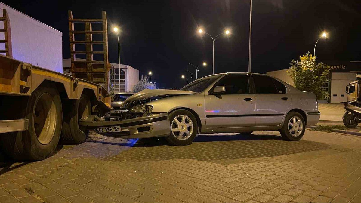 Karaman'da Park Halindeki Tıra Çarpan Otomobilin Sürücüsü Yaralandı