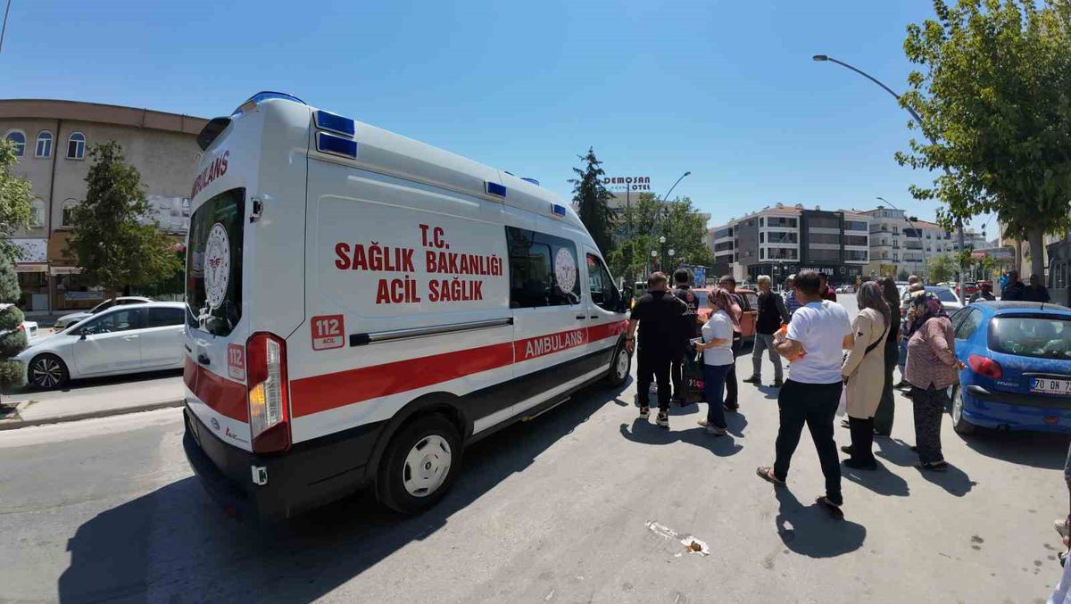 Dondurma alan kadına otomobil çarptı