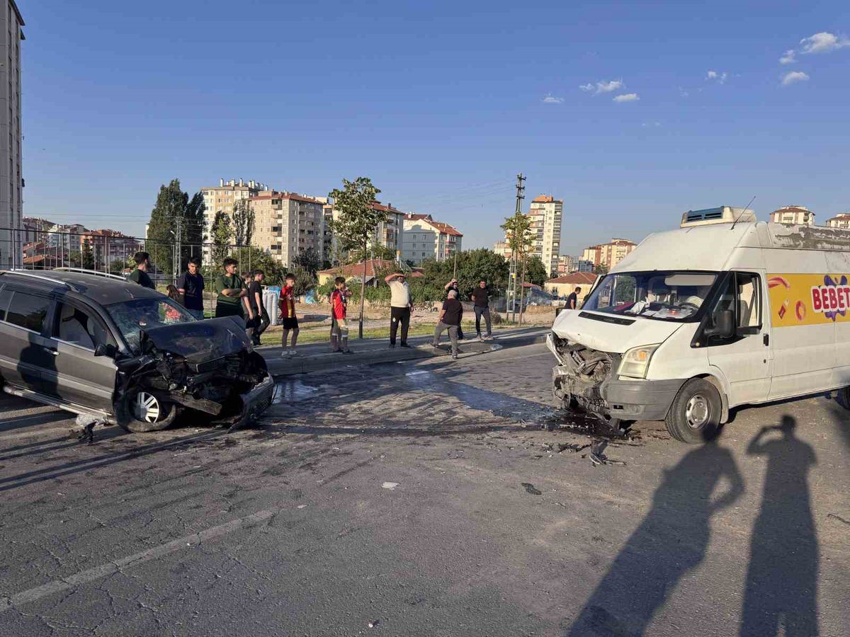 Kayseri'de Kafa Kafaya Çarpışma: 2 Yaralı