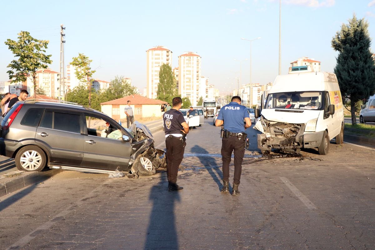 Kayseri'de Otomobil ile Minibüs Çarpıştı: 2 Yaralı