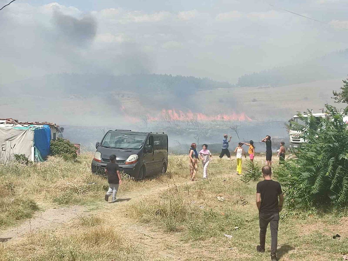 Keşan'da Otluk Yangını Bir Evi Küle Çevirdi, Ev Sahibi Sinir Krizi Geçirdi