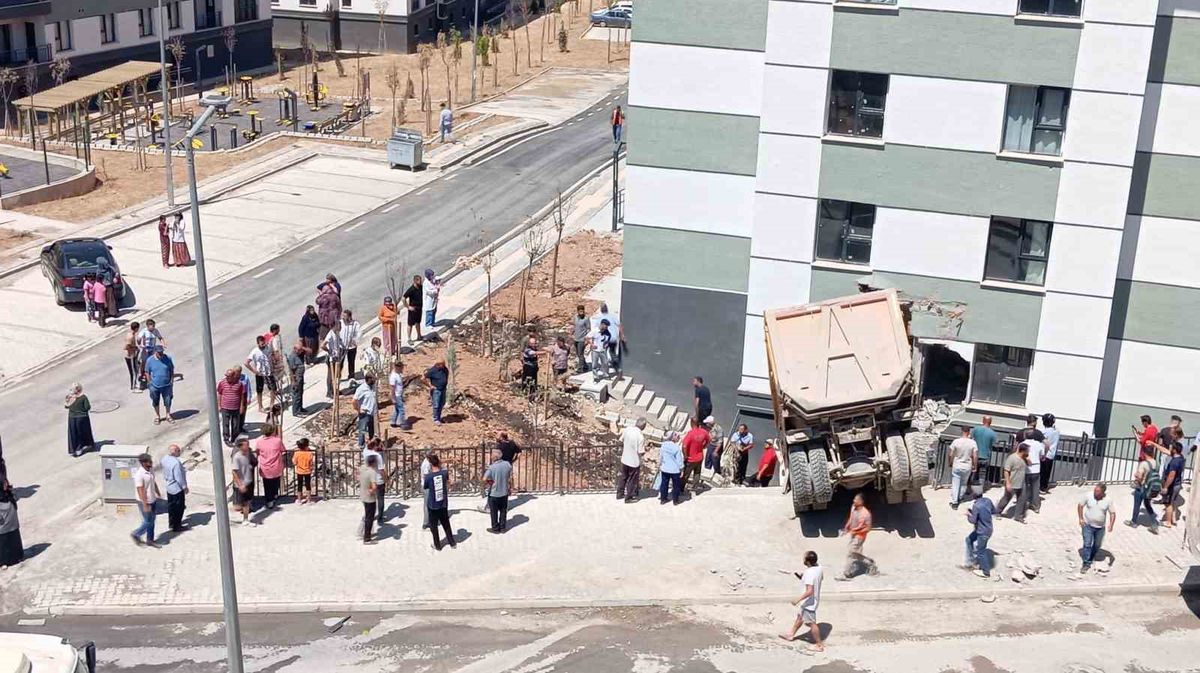 Malatya'da Hafriyat Kamyonu Apartmana Çarptı: Sürücü Sıkıştı