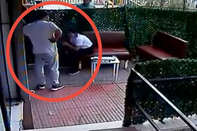 لقطة من كاميرا المراقبة للحادث أمام محل الحلاقة