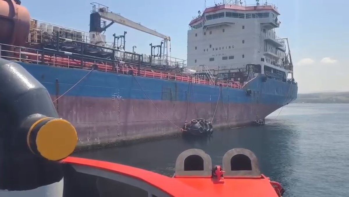 Yalova'da makine arızası yapan tanker güvenli şekilde demirleme sahasına alındı