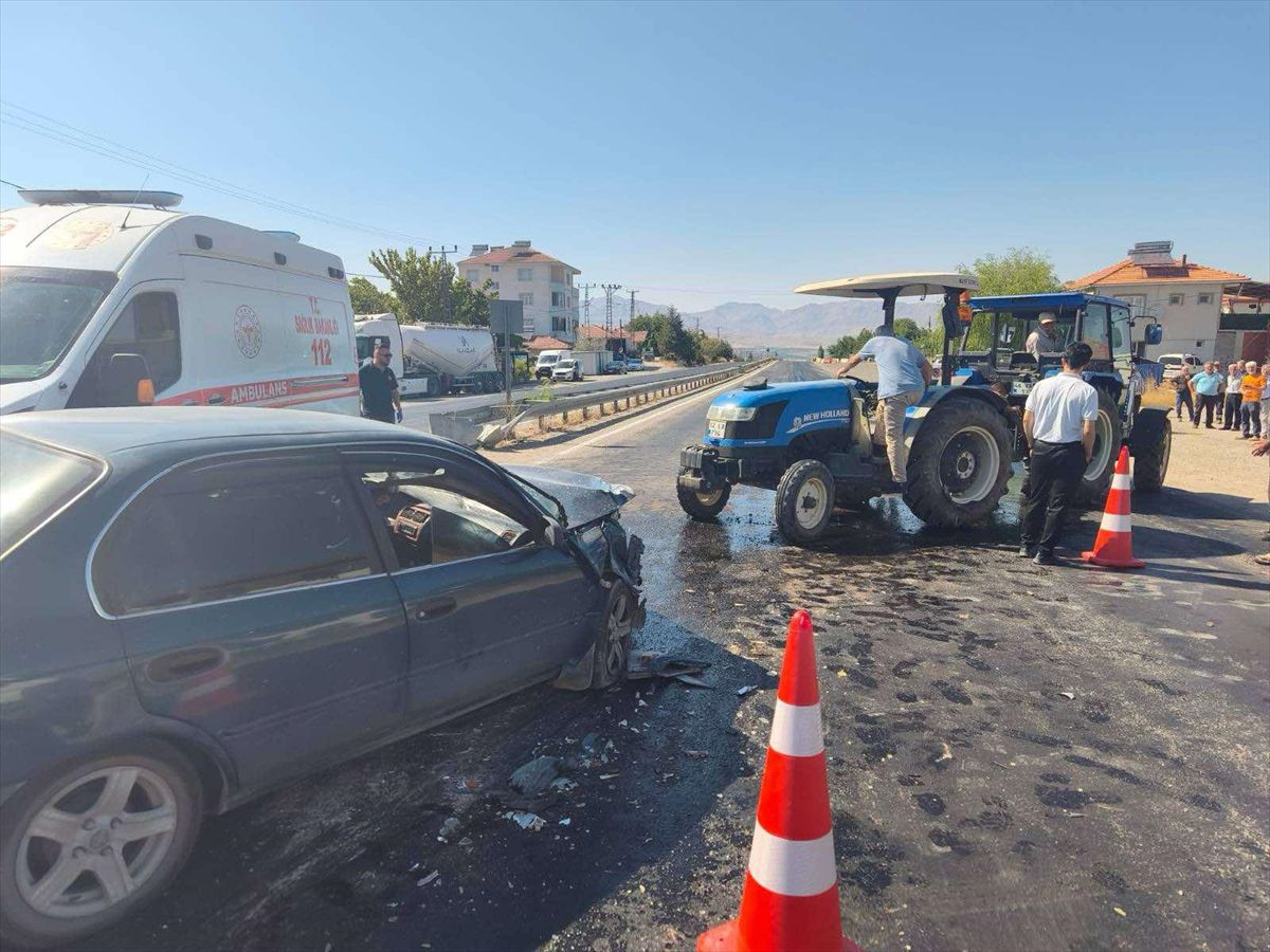 Malatya'da Traktör ile Otomobil Çarpıştı: 3 Yaralı