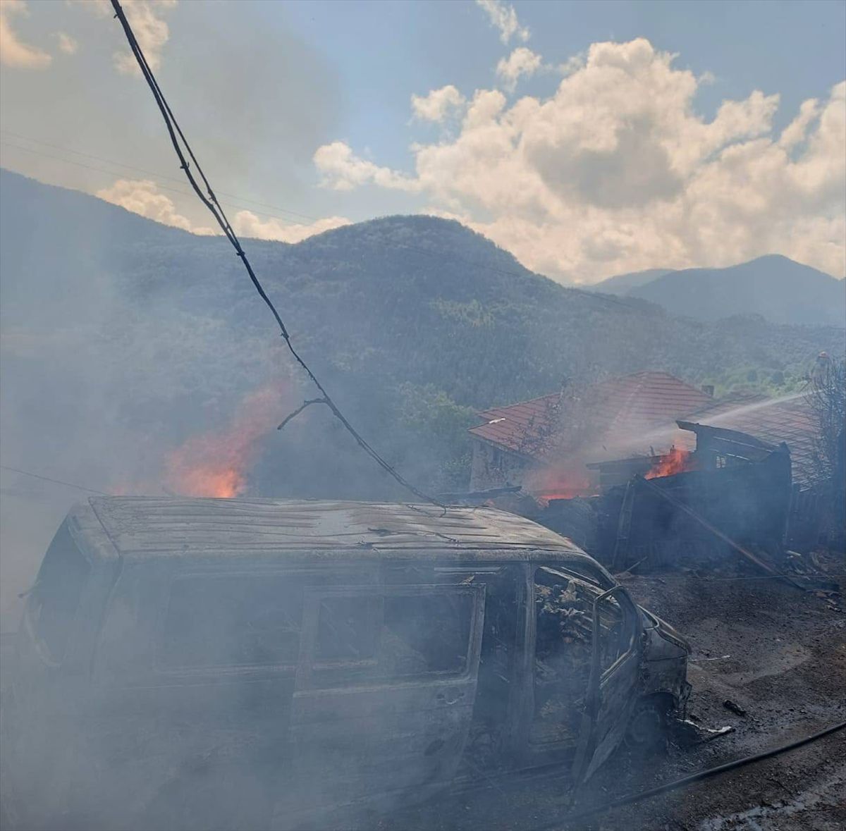 Komşu kavgası kanlı bitti: 1 ölü, 2 yaralı, ev ve araç ateşe verildi