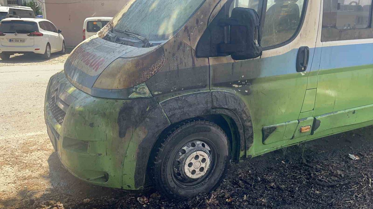 Kapaklı'da Otluk Alanda Yangın: Toplu Taşıma Aracı Hasar Gördü