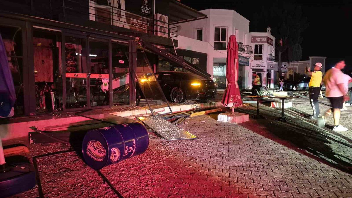 Bodrum'da Lüks Otomobil Börekçiye Daldı: 2 Yaralı