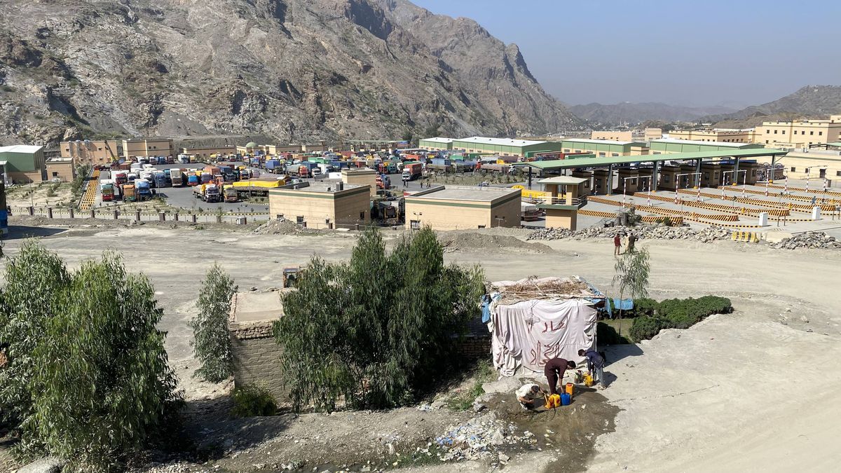 325 Afgan Göçmen Pakistan'dan Döndü