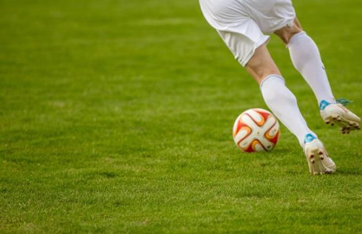 Sakatlık nedeniyle oyunun durmasına yol açan futbolcu kaç dakika kenarda bekler?