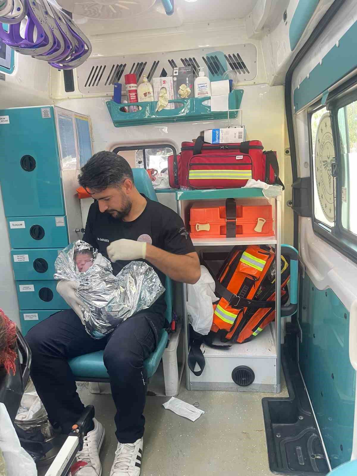 Şanlıurfa’da Araçta Doğum: Sağlık Ekipleri Zamanında Müdahale Etti